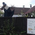 Čarodějnice zdobí ploty u lomských domů