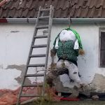 Čarodějnice zdobí ploty u lomských domů