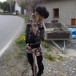 Čarodějnice zdobí ploty u lomských domů