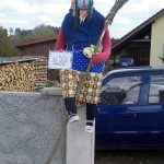 Čarodějnice zdobí ploty u lomských domů