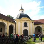 Cyklisté dostali požehnání u kostela v Sepekově