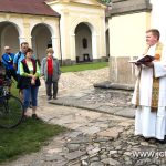 Cyklisté dostali požehnání u kostela v Sepekově