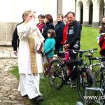 Cyklisté dostali požehnání u kostela v Sepekově