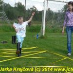 Letadlo v Radošovicích na děti vysypalo bonbony
