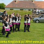 Letadlo v Radošovicích na děti vysypalo bonbony