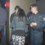 Strakonická policejní razie v barech, lupič smolař a honička za autem