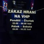 Strakonická policejní razie v barech, lupič smolař a honička za autem