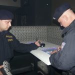 Strakonická policejní razie v barech, lupič smolař a honička za autem
