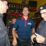 Strakonická policejní razie v barech, lupič smolař a honička za autem