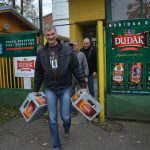 Trenér basketbalistek brigádničil v pivovaru. Jak mu to šlo?