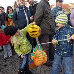 Děti s lucerničkami zaplnily táborské náměstí