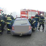 Z havarovaného auta vyprostili řidiče hasiči