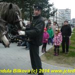 Ponocný s trubači v kočáře projíždí na Štědrý den Pískem