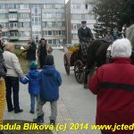 Ponocný s trubači v kočáře projíždí na Štědrý den Pískem