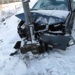 S letními pneumatikami vletěl řidič do sloupu u kolejí