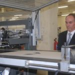 Plná hala krabic a krabiček. To je nový závod v Soběslavi