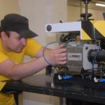 Plná hala krabic a krabiček. To je nový závod v Soběslavi