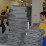 Plná hala krabic a krabiček. To je nový závod v Soběslavi