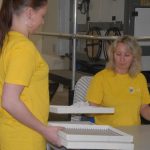 Plná hala krabic a krabiček. To je nový závod v Soběslavi