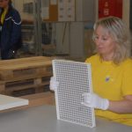 Plná hala krabic a krabiček. To je nový závod v Soběslavi