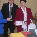 Plná hala krabic a krabiček. To je nový závod v Soběslavi