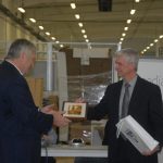 Plná hala krabic a krabiček. To je nový závod v Soběslavi