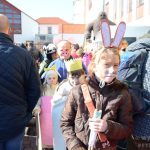 Pískem pochodovaly dvě stovky masek
