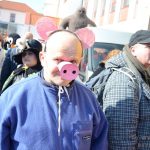 Pískem pochodovaly dvě stovky masek
