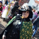 Pískem pochodovaly dvě stovky masek