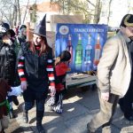 Pískem pochodovaly dvě stovky masek
