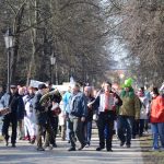 Pískem pochodovaly dvě stovky masek