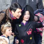 Pískem pochodovaly dvě stovky masek