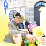 Pískem pochodovaly dvě stovky masek