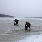Chtěl projet autem po zamrzlém Lipně. Led nevydržel