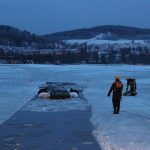 Chtěl projet autem po zamrzlém Lipně. Led nevydržel