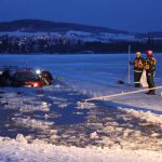 Chtěl projet autem po zamrzlém Lipně. Led nevydržel