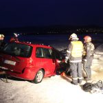 Chtěl projet autem po zamrzlém Lipně. Led nevydržel