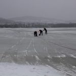 Chtěl projet autem po zamrzlém Lipně. Led nevydržel