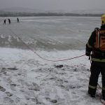 Chtěl projet autem po zamrzlém Lipně. Led nevydržel