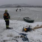 Chtěl projet autem po zamrzlém Lipně. Led nevydržel