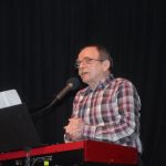Jaroslav Uhlíř rozezpíval ples Kovosvitu písničkami z pohádek