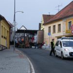 Z Milevska na Osek neprojedete. Švermovu ulici zablokoval kamion