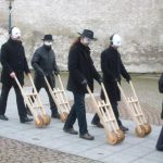 Velikonoční hrkači dělají rámus v ulicích. Je Velký pátek