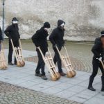 Velikonoční hrkači dělají rámus v ulicích. Je Velký pátek