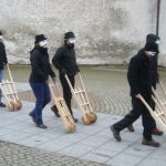 Velikonoční hrkači dělají rámus v ulicích. Je Velký pátek