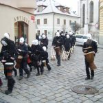 Velikonoční hrkači dělají rámus v ulicích. Je Velký pátek
