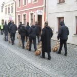 Velikonoční hrkači dělají rámus v ulicích. Je Velký pátek