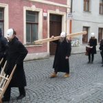 Velikonoční hrkači dělají rámus v ulicích. Je Velký pátek