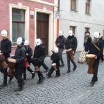 Velikonoční hrkači dělají rámus v ulicích. Je Velký pátek