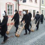 Velikonoční hrkači dělají rámus v ulicích. Je Velký pátek